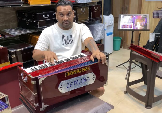 Master Saleem Playing Jamuna Harmonium in Chandigarh – A True Musical Showcase